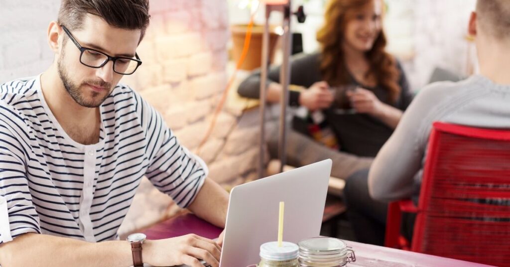 Quais são os diferenciais e limitações da Marfin e da Crowd para freelancers?