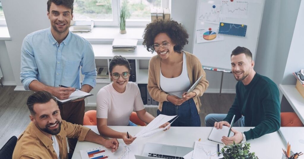 Qual perfil de freelancer é indicado para a Crowd e quando a 99Freelas é a melhor opção?