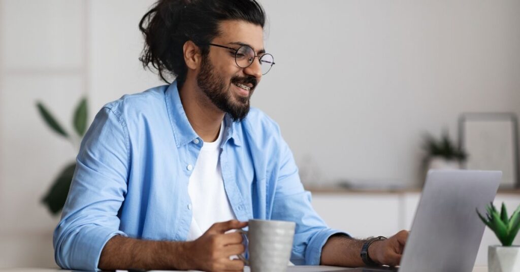 Qual perfil de freelancer é indicado para a Crowd e quando a Creators.LLC é a melhor opção