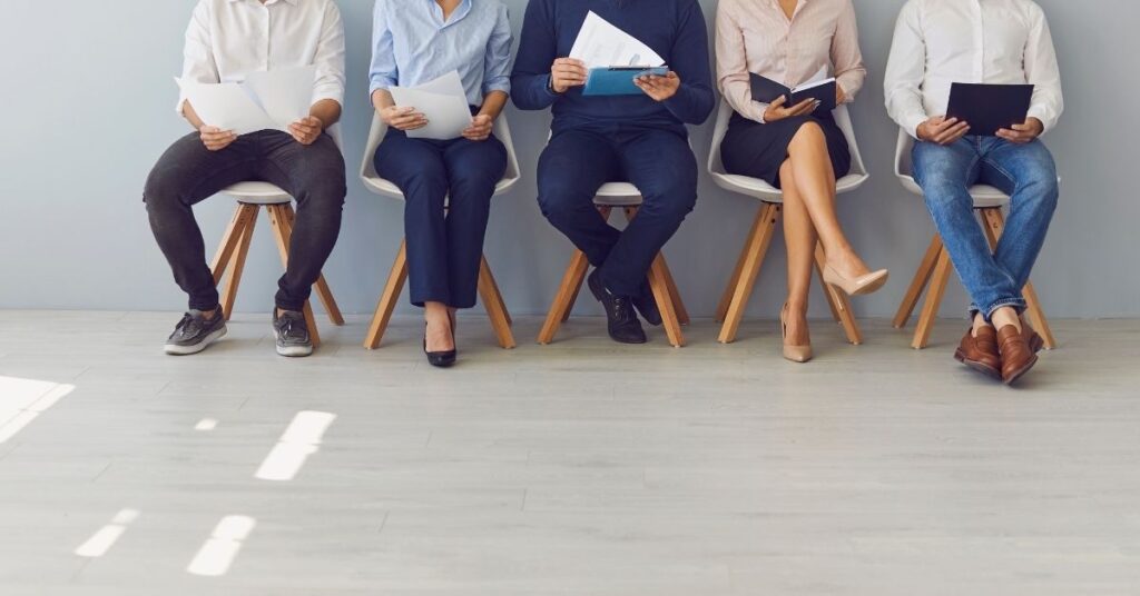 Contratar desenvolvedor full-stack: por que é mais difícil nos meios tradicionais