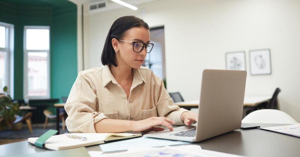 Quais tipos de jobs remotos um desenvolvedor back-end pode conseguir na plataforma Crowd?