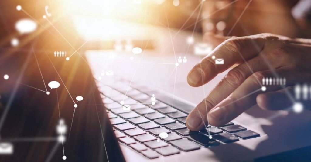 Contratar profissional de comunicação diretamente em sites próprios ou redes sociais